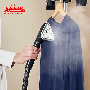 خانمی در حال اتو لباس با اتو بخارگر تفال مدل IT3470